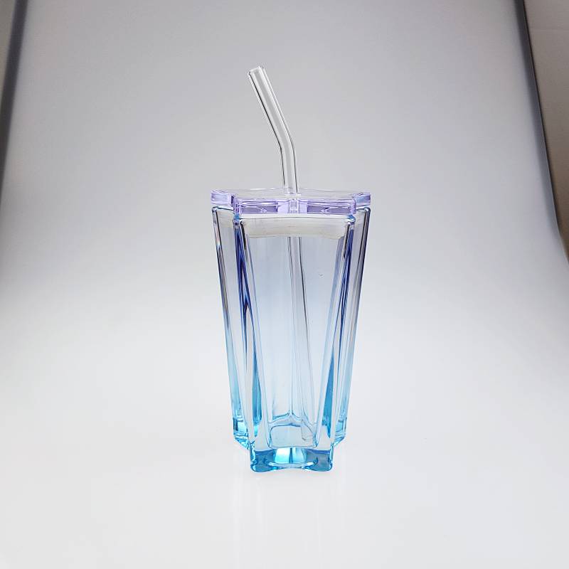 Blauer Glasbecher mit Farbverlauf und Strohhalmdeckel
